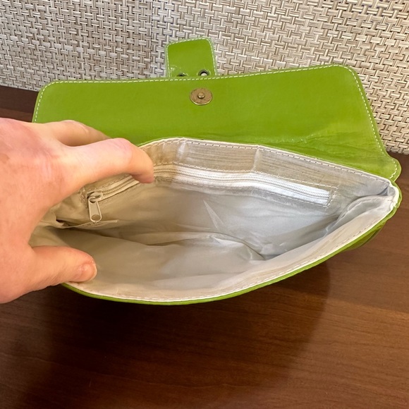 🌟3xHP🌟Bright Spring Green Faux Leather Convertible Clutch On Chain by Shiraleah - Picture 6 of 14